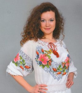 Проявивши фантазію можна висловити свою індивідуальність, внести родзинку в моду. Доклавши трохи праці і терпіння, за допомогою ниток і голки, ви подаруєте речі свій колорит.